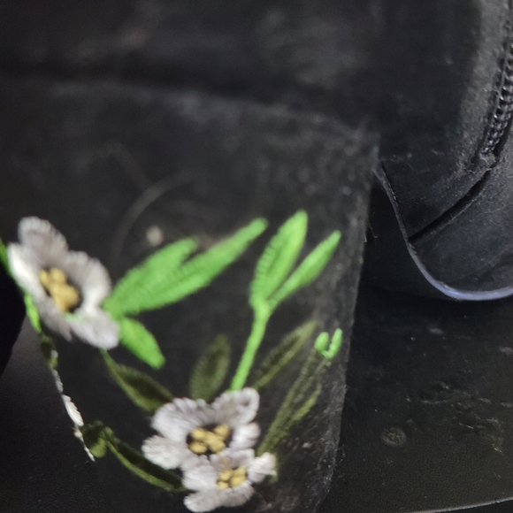 Forever21 embroidered black suede  boot - Picture 6 of 6